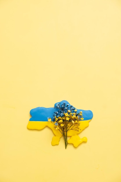 Mapa da Ucrânia com flor azul e amarela no conceito simbólico ucraniano de fundo amarelo