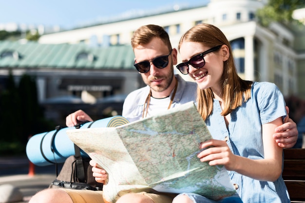 Foto mapa de consultoria de casal de turista ao ar livre