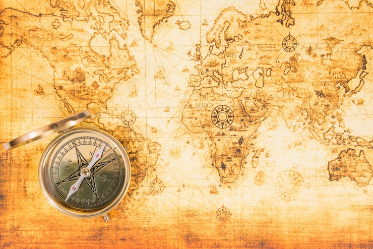 Foto mapa de papel antigo com uma bússola antiga. fundo de viagens vintage