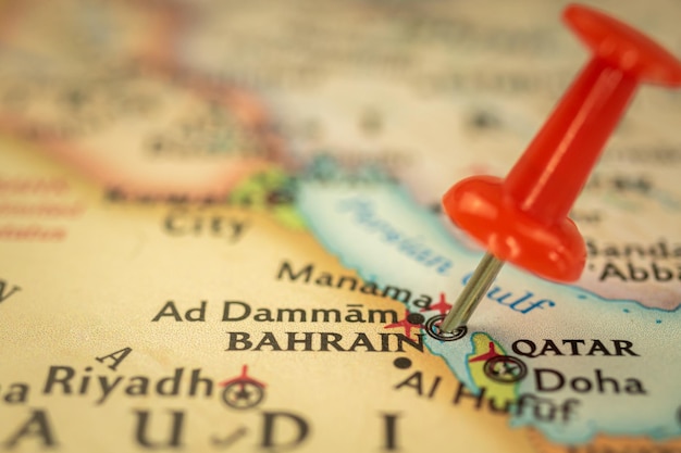 Mapa de viagem de localização Bahrain e Ad Dammam com marcador de ponto de pino de pressão closeup conceito de viagem na Ásia