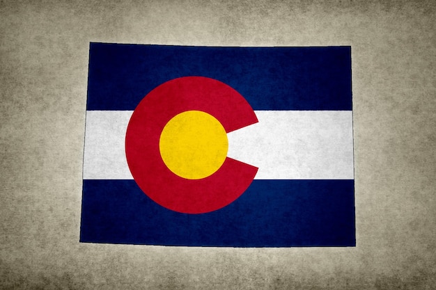 Mapa do estado do Colorado com sua bandeira em um papel