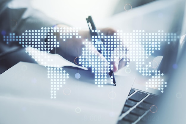 Mapa do mundo digital criativo abstrato e escrita manual no diário em segundo plano com o conceito de globalização do laptop Multiexposição