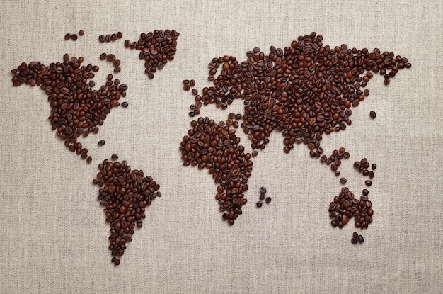 Mapa do mundo feito de grãos de café torrados, vista superior