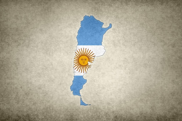 Foto mapa grunge de argentina con su bandera impresa dentro de su frontera en un papel viejo