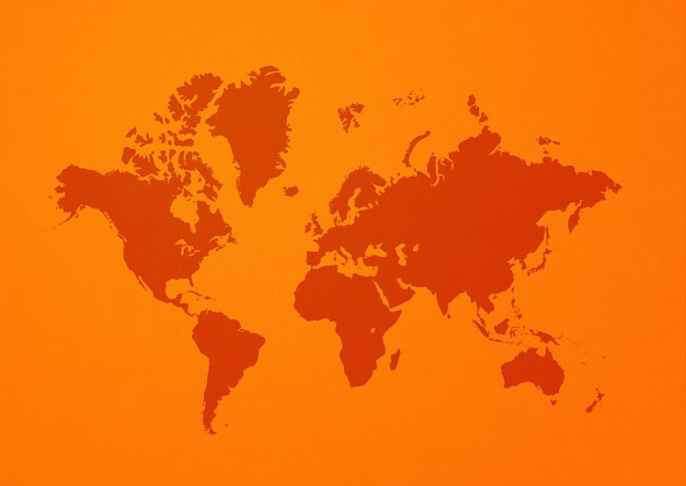 Mapa del mundo aislado en la pared naranja