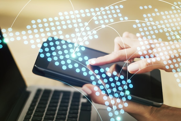 Mapa del mundo creativo abstracto con conexiones y clics con los dedos en una tableta digital sobre el concepto de comercio internacional de fondo Multiexposición