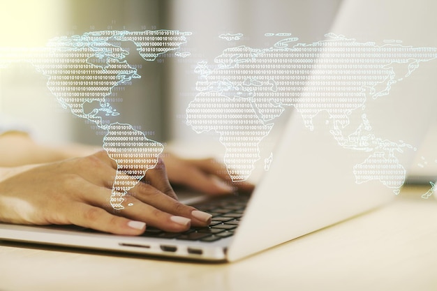 Mapa del mundo digital creativo abstracto y manos escribiendo en una computadora portátil en el concepto de globalización de fondo Multiexposición
