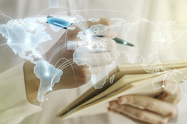 Mapa del mundo digital gráfico abstracto con conexiones y escritura a mano del hombre en el diario sobre el concepto de globalización de fondo Multiexposición