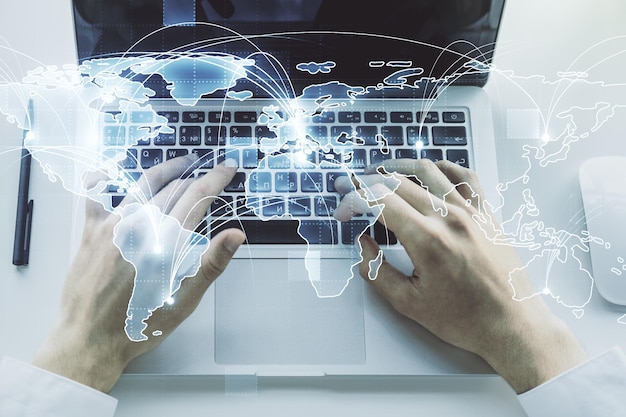Mapa del mundo digital gráfico abstracto con conexiones y manos escribiendo en el teclado de la computadora sobre el concepto de globalización de fondo Multiexposición