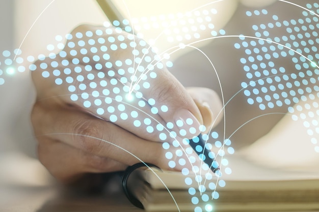 Mapa del mundo digital gráfico abstracto con conexiones y mujer escribiendo a mano en el diario sobre el concepto de globalización de fondo Multiexposición