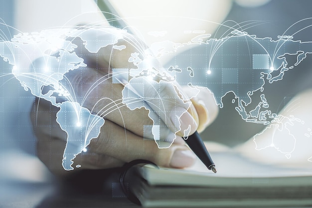 Mapa del mundo digital gráfico abstracto con conexiones y mujer escribiendo a mano en el diario sobre el concepto de globalización de fondo Multiexposición