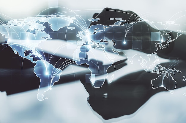 Mapa del mundo digital gráfico abstracto con conexiones y presiones de los dedos en una tableta digital sobre el concepto de globalización de fondo Multiexposición