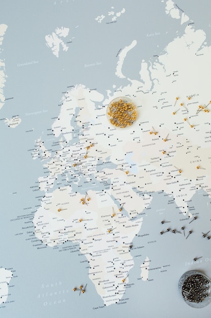 Mapa del mundo mínimo con alfileres.