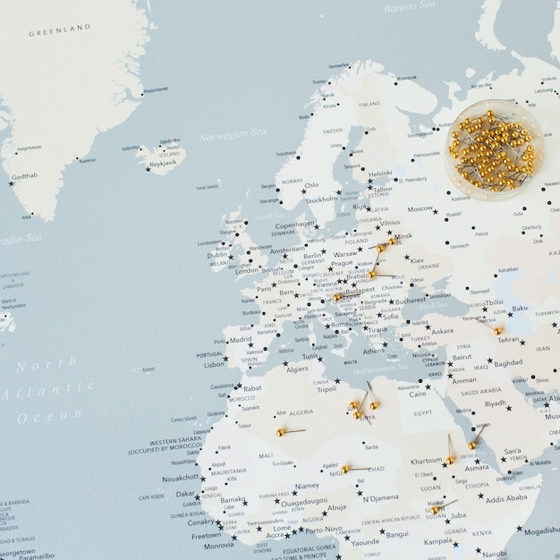 Mapa del mundo mínimo con alfileres.