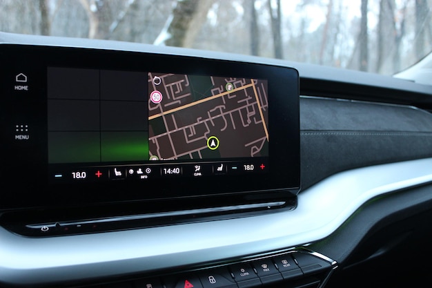 Mapa de navegación Muestra la ubicación del coche en un mapa en la pantalla central dentro del vehículo