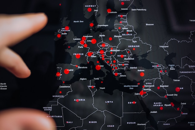 Mapa online de la distribución del coronavirus en Europa en un laptope