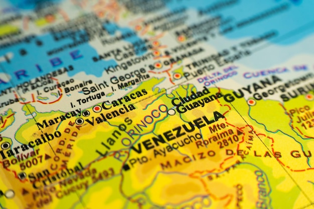 Foto mapa orográfico de venezuela con referencias en español concepto de cartografía viajes turismo geografía enfoque diferencial