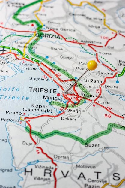 Foto mapa rodoviário da cidade de trieste, itália