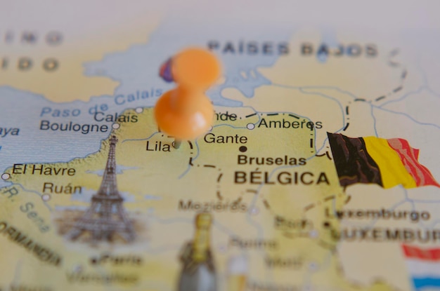mapa turístico da cidade de Lille, na França, em conceito de viagens e férias com um alfinete na cidade