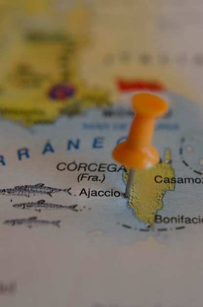 mapa turístico vertical da cidade de Ajaccio, na Córsega, em conceito de viagens e férias com um marcador de alfinete