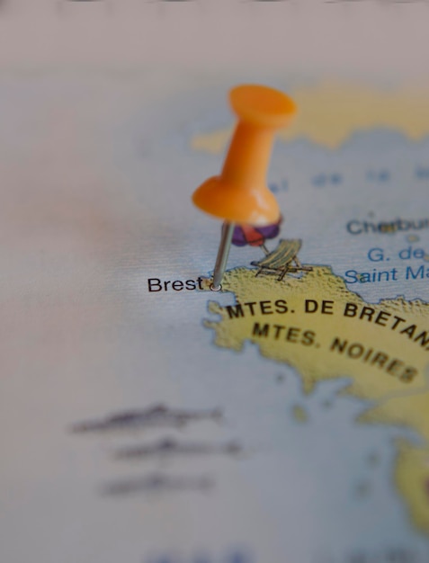 mapa turístico vertical da cidade de Brest no conceito de viagens e férias com um alfinete marcando-o