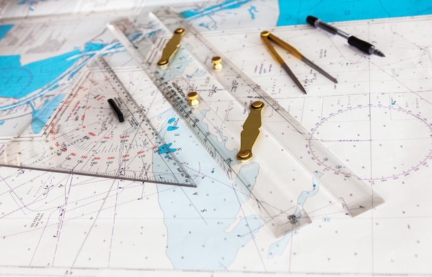 Mapas del barco para trazar Plotter divisor regla y bolígrafo Primer plano