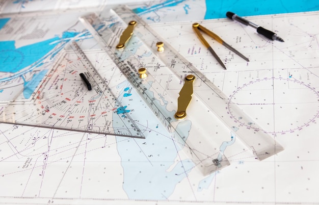 Foto mapas del barco para trazar plotter divisor regla y bolígrafo primer plano