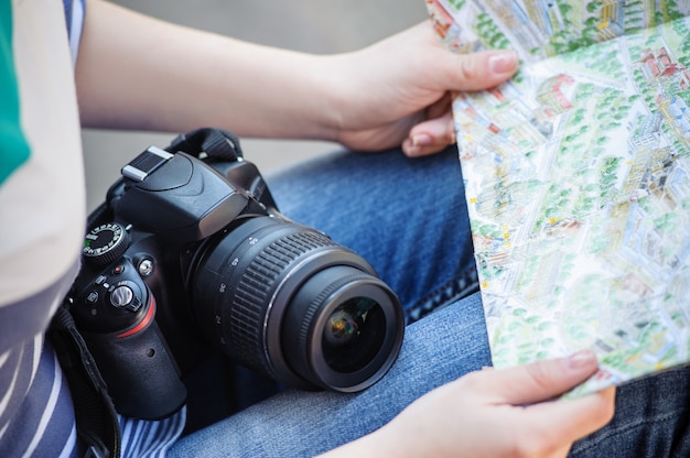 Mapas nas mãos de uma garota