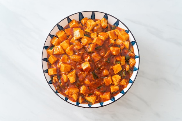 Mapo Tofu – Das traditionelle Sichuan-Gericht aus Seidentofu und Rinderhackfleisch, vollgepackt mit Mala-Geschmack aus Chiliöl und Sichuan-Pfefferkörnern – asiatische Küche