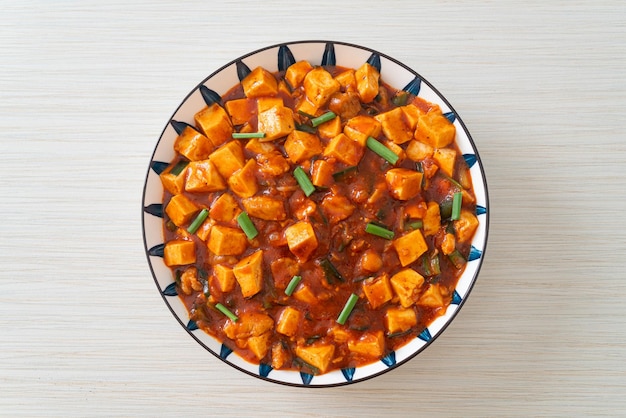 Mapo tofu o prato tradicional de sichuan de tofu de seda e carne moída embalado com sabor mala de óleo de pimenta e pimenta de sichuan