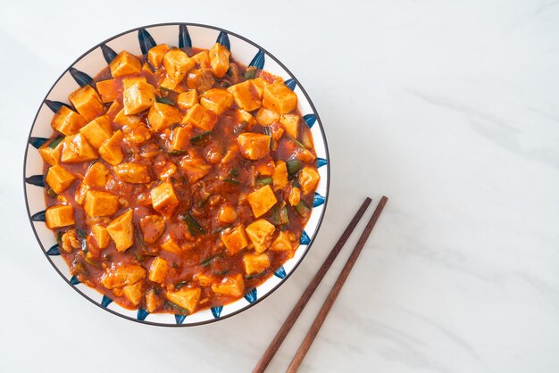 Mapo Tofu - El plato tradicional de Sichuan de tofu sedoso y carne molida, lleno de sabor mala de aceite de chile y granos de pimienta de Sichuan - estilo de comida asiática