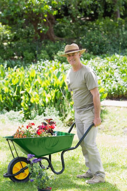 Mappy macho jardinería con carretilla en el jardín