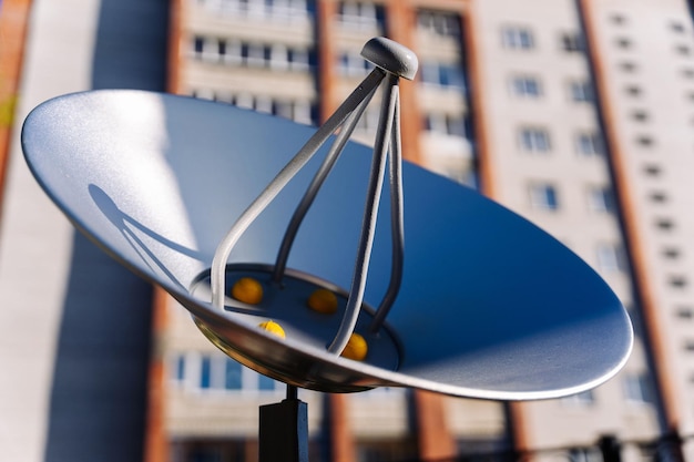 Una maqueta de una antena satelital instalada en un parque infantil