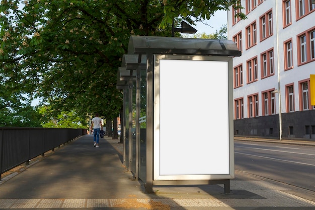 Maqueta de anuncio en blanco en una parada de autobús