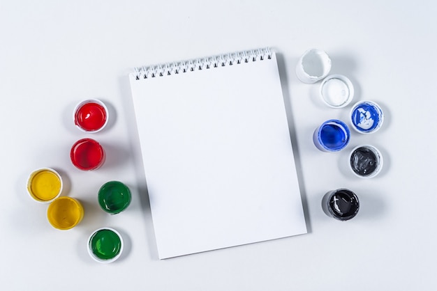 Maqueta artística en blanco con espacio para texto.