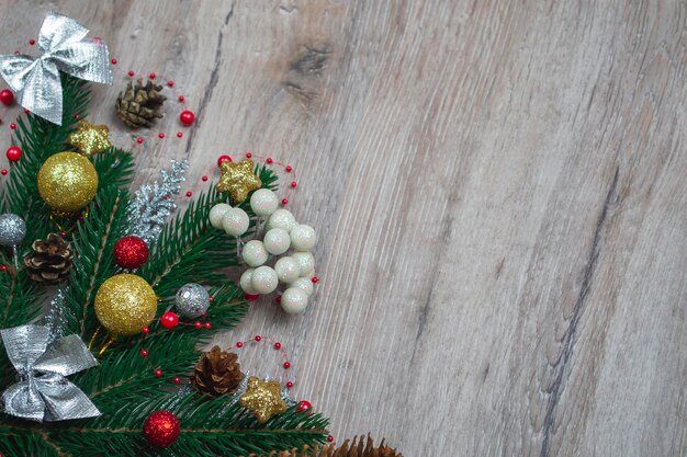 Maqueta de banner de Navidad, plantilla de tarjeta de felicitación con adornos, vista superior plana sobre fondo de madera con espacio de copia. De cerca