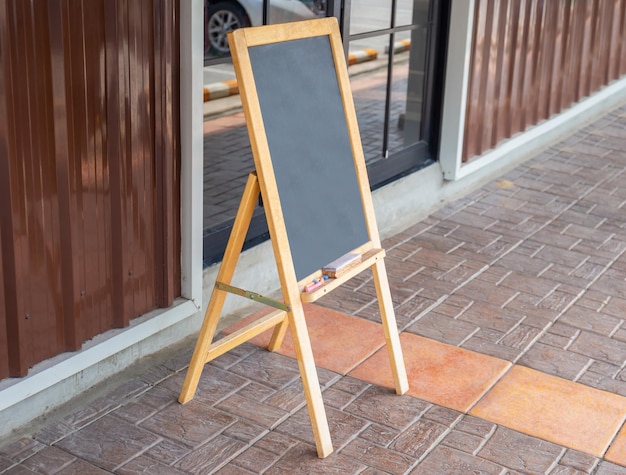 Foto maqueta de banners publicitarios maqueta de un póster de pie muestra de stand al aire libre con marco de madera en blanco