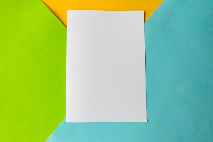 Foto maqueta blanca en blanco sobre fondo geométrico azul verde y amarillo