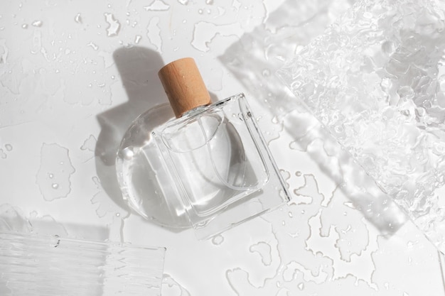 Maqueta de botella de perfume para el cuidado de la piel tubo cosmético de maquillaje de belleza tratamiento facial limpiador de espuma facial belleza cuidado de la salud embalaje de marca en salpicaduras de agua
