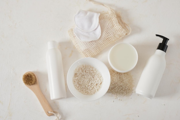 Maqueta de botellas blancas de cosméticos arroz y tazones de agua productos fermentados para el cuidado de la piel y el cabello cosméticos orgánicos
