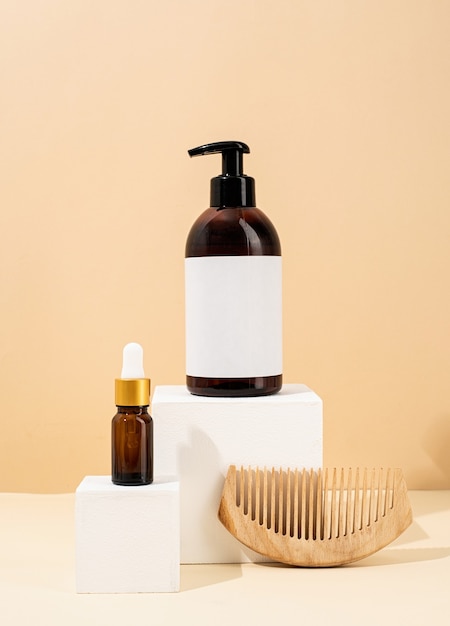 Maqueta de botellas marrones para accesorios de spa de cosméticos naturales para el cuidado de la piel sobre fondo blanco crema de podios