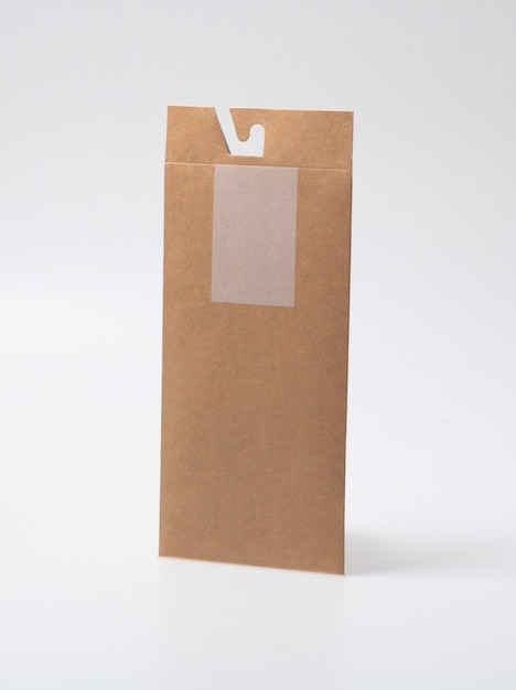 Maqueta de caja de artesanía cerrada en blanco como embalaje desechable con materiales ecológicos y reciclables.