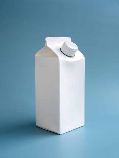 Maqueta de una caja blanca de leche o agua potable de 1 litro con tapón de rosca aislado en un estilo vertical de fondo azul Envase de envase de leche vacío limpio con espacio en blanco en la vista frontal y lateral