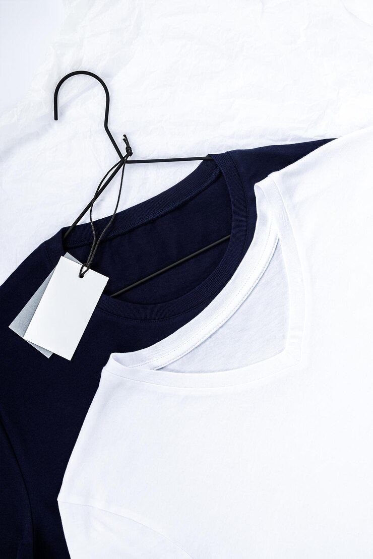 Foto maqueta de camiseta de algodón blanco y azul aislada sobre fondo blanco etiqueta de logotipo