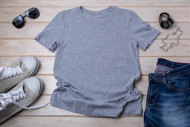 Foto maqueta de camiseta de algodón gris para hombre con reloj negro, jeans, zapatos deportivos y gafas de sol plantilla de camiseta de diseño, maqueta de presentación de impresión de camiseta
