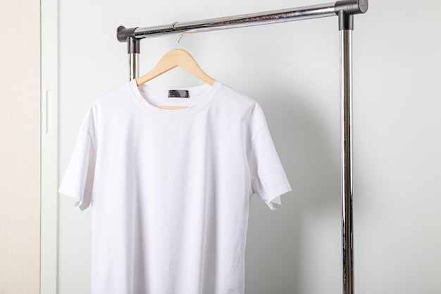 Foto maqueta de camiseta blanca en percha de ropa bella maqueta de lienzo en estilo minimalista