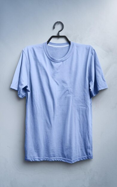 Maqueta de camiseta en blanco en una percha contra un fondo de color sólido