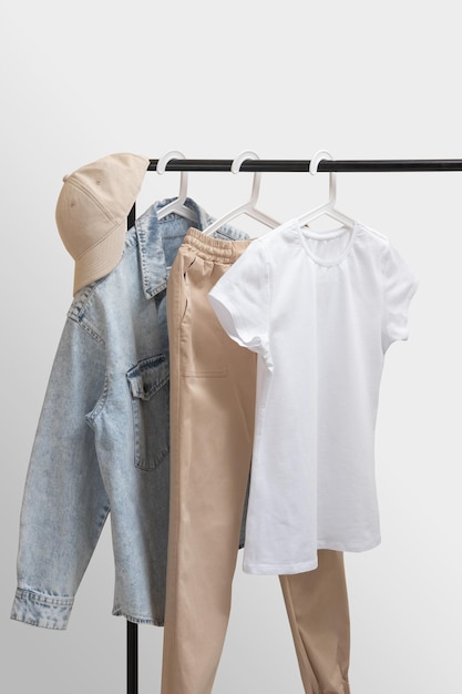 Foto maqueta de camiseta femenina blanca en blanco ropa básica para mujer concepto de tendencia de moda de primavera y verano