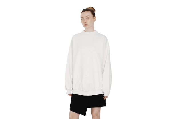 Maqueta de camiseta femenina en chica aislada en espacio de copia de fondo blanco