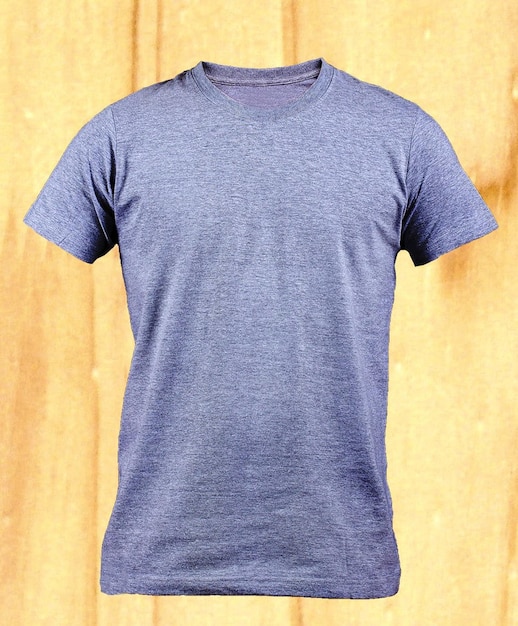 Maqueta de camiseta con fondo de madera natural para el diseño